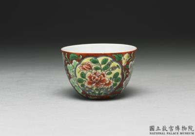 图片[2]-Cup with floral pattern in yangcai painted enamels on a red ground, Qing dynasty, Yongzheng reign (1723-1735)-China Archive